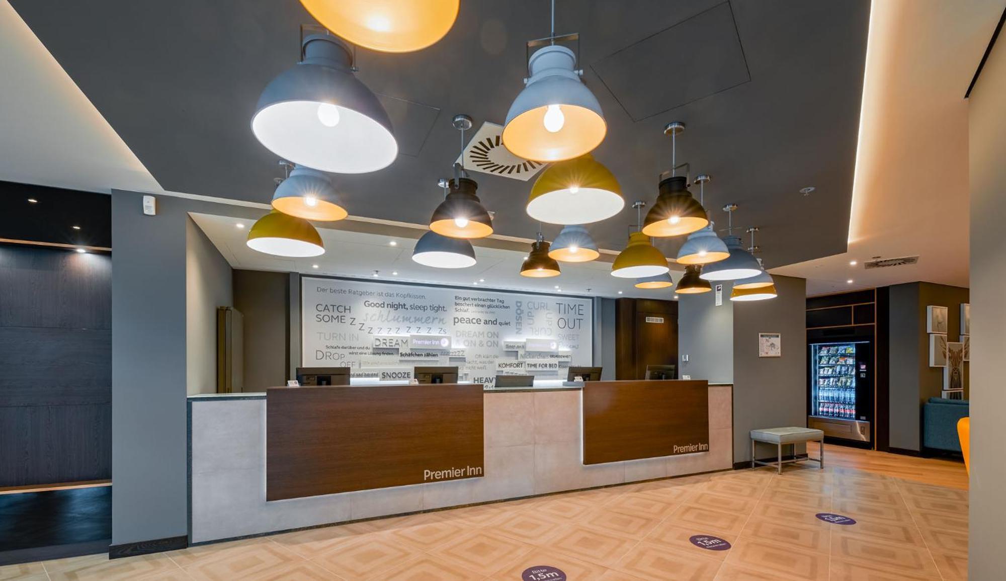 Premier Inn Stuttgart City Europaviertel ภายนอก รูปภาพ